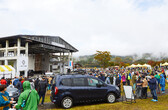 雨にもかかわらずルノー カングー ジャンボリー 2023に1,500台以上のクルマが集まりイベントを満喫しました