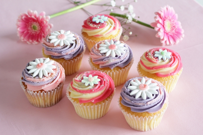 Lola S Cupcakes Tokyo ローラズ カップケーキ 東京 可憐なデイジーのカップケーキ で愛をリターン A S R株式会社のプレスリリース