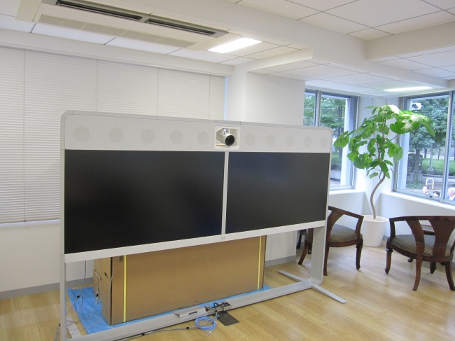 スイスやシンガポールにあるIMDの拠点、シリコンバレーのシスコ社などと直結した高画質のTV会議システム