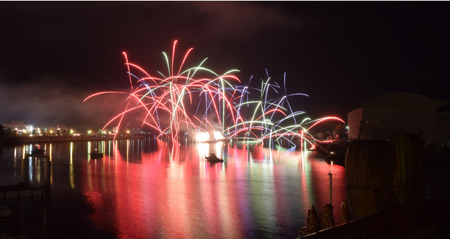 相生ペーロン祭　前夜祭では約5000発の豪華な海上花火が打ちあがります