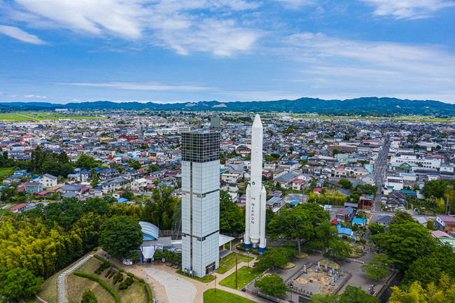 角田市 市街地を臨む　スペースタワー・コスモハウスとＨ-2ロケット実物大模型