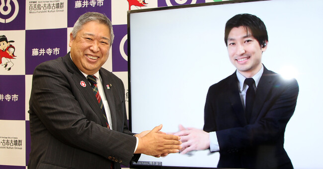 藤井寺市市長：岡田一樹様（左）とのオンラインでの握手