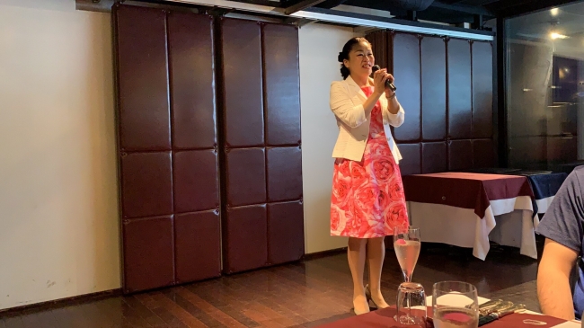 食べるバラのランチ会で挨拶する　代表　玖島悦子