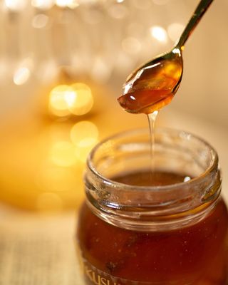 自社農園のある飛騨市の養蜂家の方から特別に分けていただいた日本ミツバチのはちみつにバラの花びら。 自社農園のある飛騨市の養蜂家の方から特別に分けていただいた日本ミツバチのはちみつにバラの花びら。