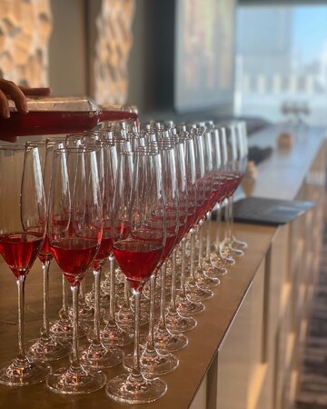 乾杯のローズドリンクには自社農園にて無農薬栽培した食用バラのロースドリンク