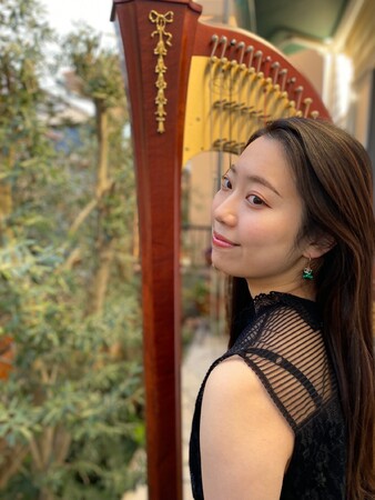ハープ奏者の浅野華さんによるハープの演奏もお楽しみいただきます