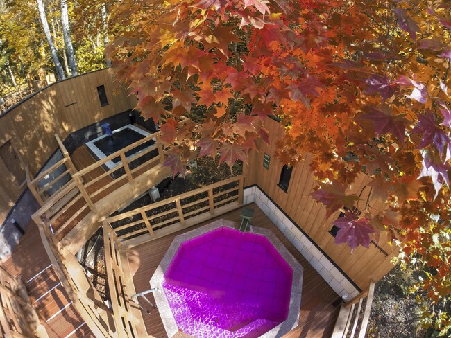 緑の風リゾート　きたゆざわ　秋の露天風呂