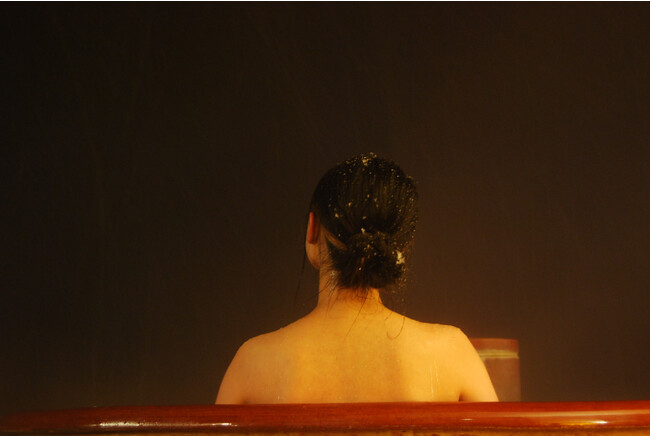 洞爺湖畔亭の露天風呂では、夜空を仰いで贅沢な湯浴み。（イメージ）