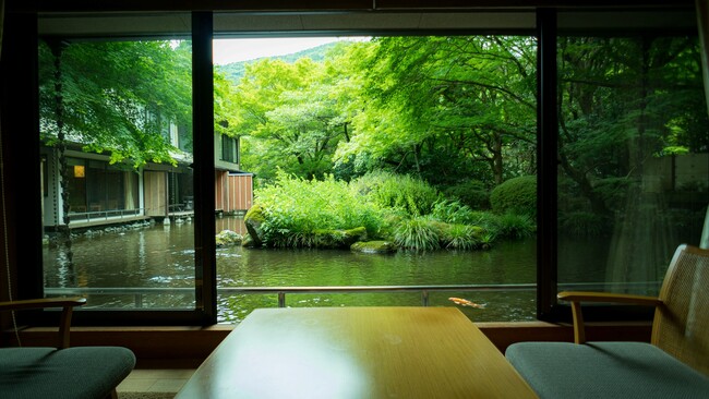 海石榴 本館客室から池庭を望む 海石榴 本館客室から池庭を望む
