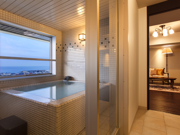 【大正ロマン　客室展望風呂】飾りタイルと照明、そして函館の夜景がノスタルジックな空間に