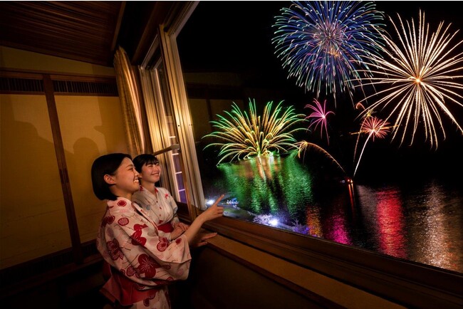 湖側客室でも目の前で花火を満喫