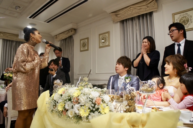 歌姫シェネルとのコラボ企画 花嫁から兄夫婦へのサプライズプレゼント 結婚式で最高の生歌パフォーマンスを披露 株式会社ウエディングパークのプレスリリース