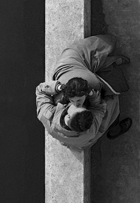 Quai du Louvre, couple, 1955, Paris, France (C) Frank Horvat
