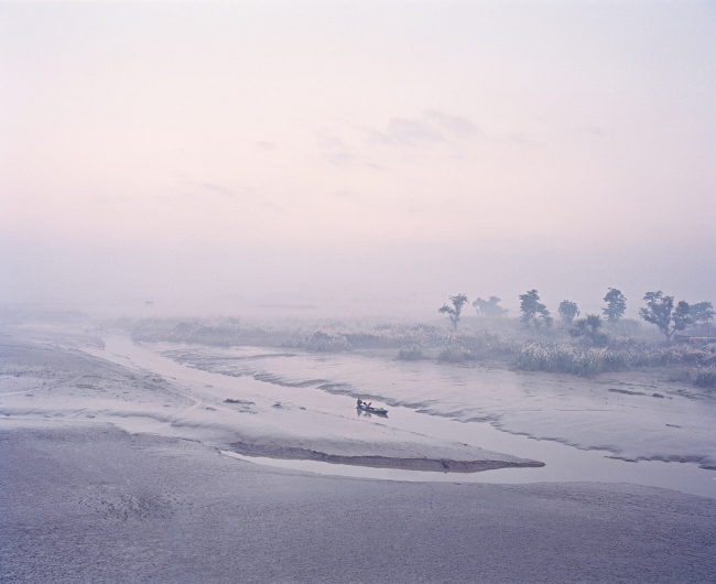 The Crossing, Madhubani, India, 2014 ©Vasantha Yogananthan