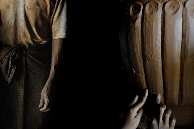 タイトル： Man and material 人物名： Ula Shwe（陶芸家） 撮影地： ミャンマー 2011  © Tiziana and Gianni Baldizzone