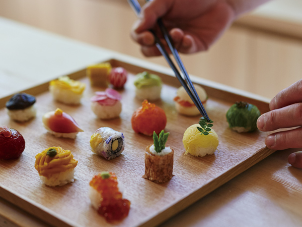 五感で季節を感じる新作手毬寿司 はなえみ を白金料庭 槐樹がお届けいたします 八芳園のプレスリリース