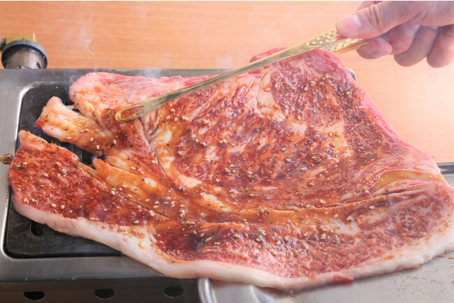 名物!!黒毛和牛のはみ出るカルビ 1,848円(税込) 名物!!黒毛和牛のはみ出るカルビ 1,848円(税込)