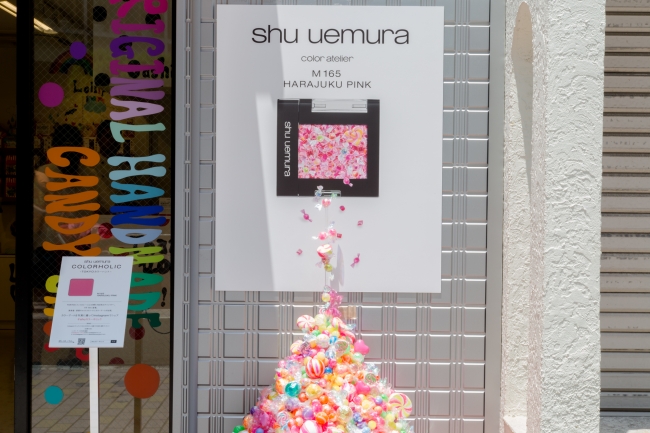 Shu Uemura コムアイ 水曜日のカンパネラ 異色コラボ 7 1発売の100色の色で遊べるプレスドアイシャドー発売記念 色にハマる をテーマにしたcolorholicキャンペーンを開催 シュウ ウエムラのプレスリリース