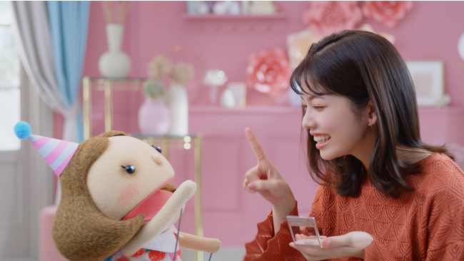 キャンメイク公式キャラクター「キャンちゃん」と小芝風花さん キャンメイク公式キャラクター「キャンちゃん」と小芝風花さん