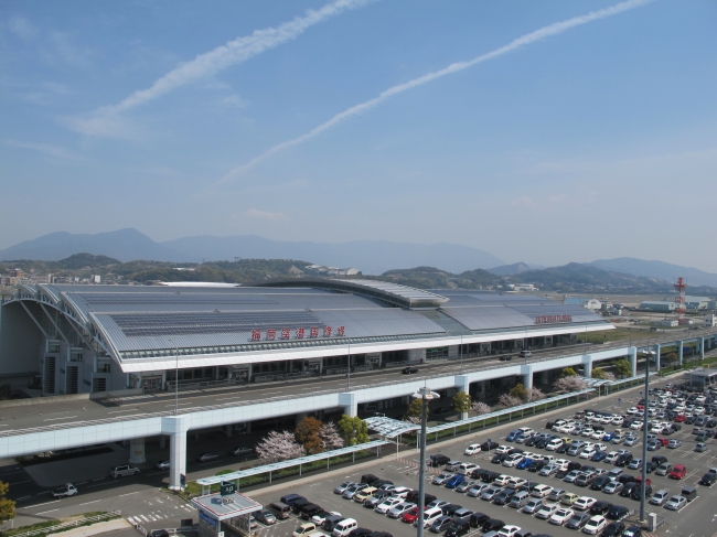 ポケットチェンジ端末が設置された福岡空港国際線旅客ターミナルビル (素材提供：福岡空港ビルディング株式会社）