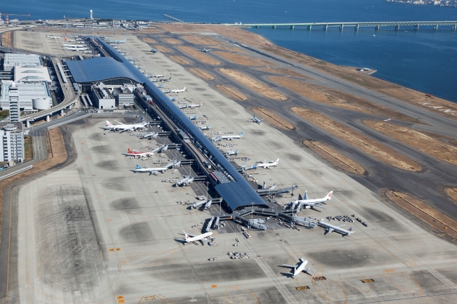 ポケットチェンジ端末が設置された関西国際空港国際線旅客ターミナルビル  (素材提供：関西エアポート株式会社）