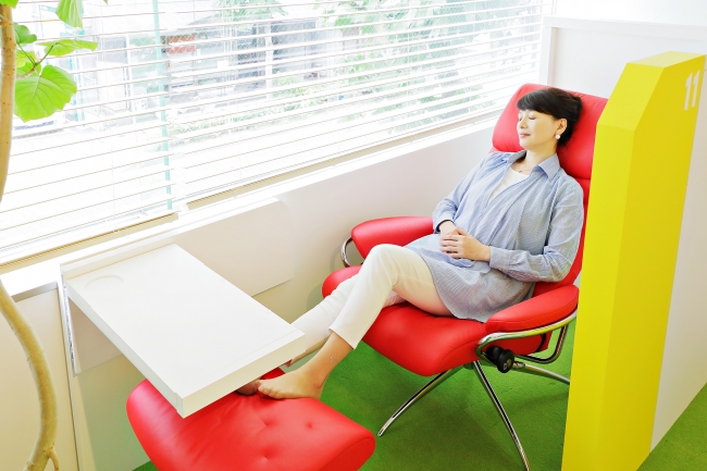 足が延ばせるゆったりシート。リクライニングの可動域も広く、仕事から仮眠まで対応します。