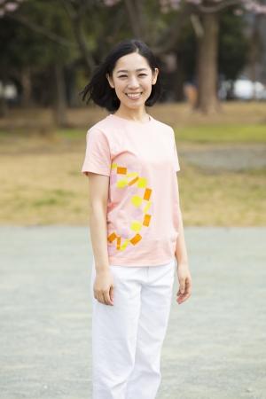  © Tokyo 2020　東京2020公式ライセンス商品で初めて、女性向けのカッティングを採用したTシャツ。クロッピング プリントウィメンズＴシャツ