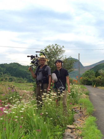 右が監督の山田英治、左がカメラマンの百々新。