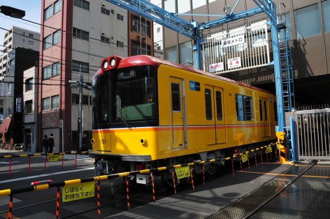 日本唯一の地下鉄の踏切