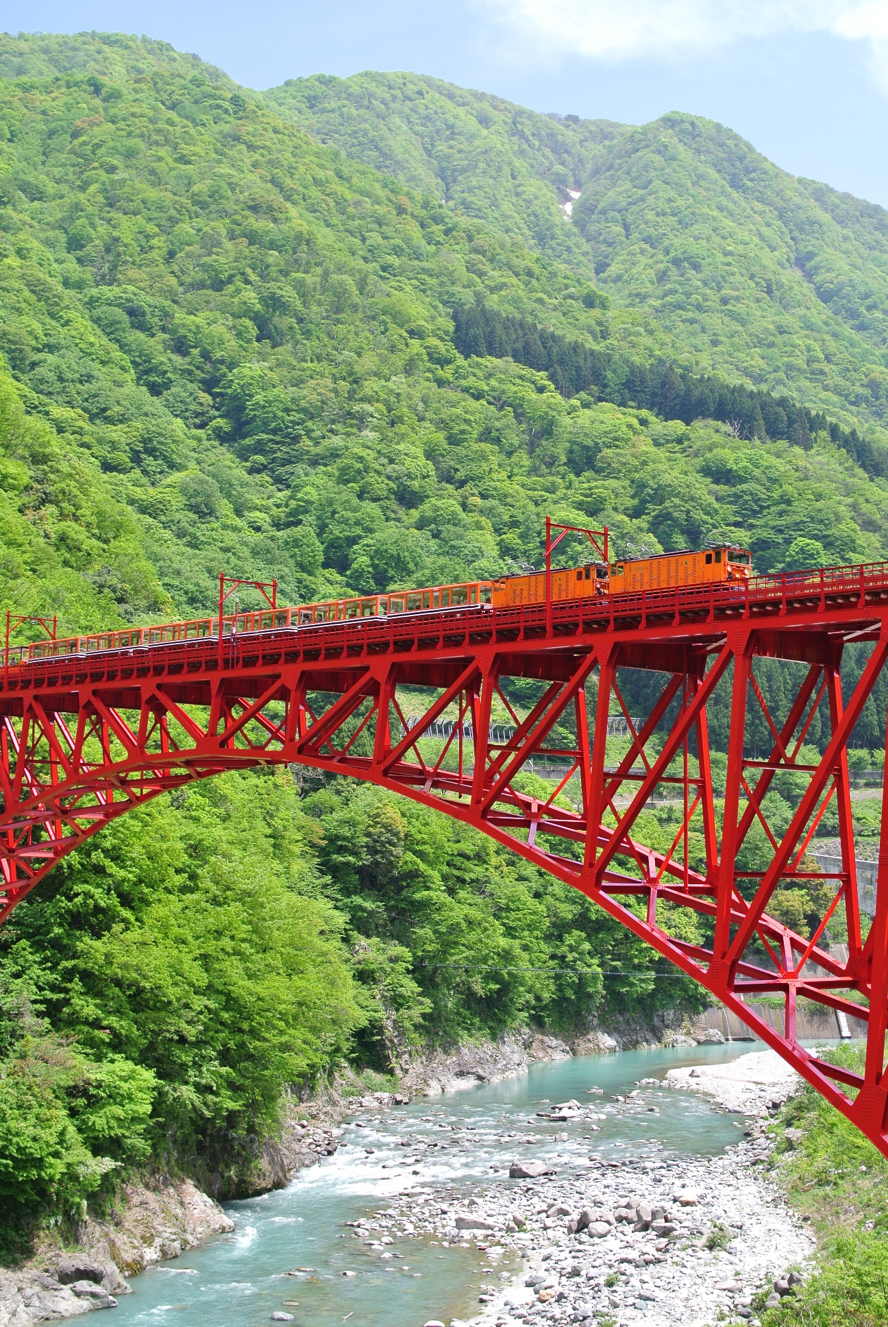 夏休みは親子で大自然を満喫！黒部峡谷トロッコ電車｜黒部峡谷鉄道株式