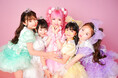 全国566名の応募から選ばれた4名と“りりぴ”が結成。小学生プリンセスアイドルグループ「ひめらぶ」誕生