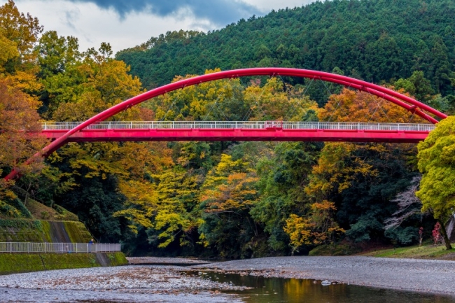 飯能河原のシンボル「割岩橋」