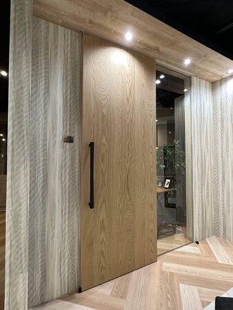 重厚感のあるリビングドア 「カエサル」引き戸タイプを新設