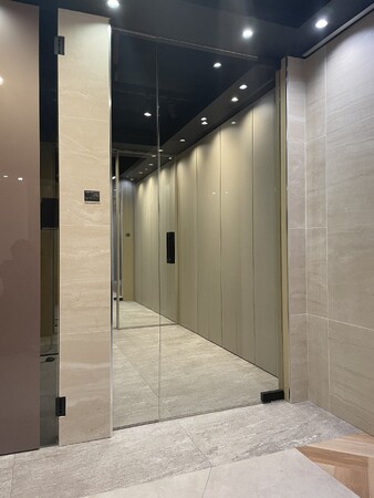 ソフトクローズ機能付きのガラスドア 「リベルタ」※2024年1月発売予定