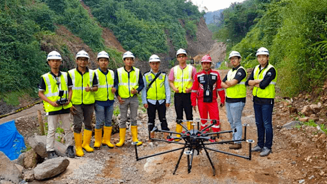 テラドローンインドネシア社員とPT Wijaya Karyaメンバー（西ジャワ州のダム建設地で撮影）