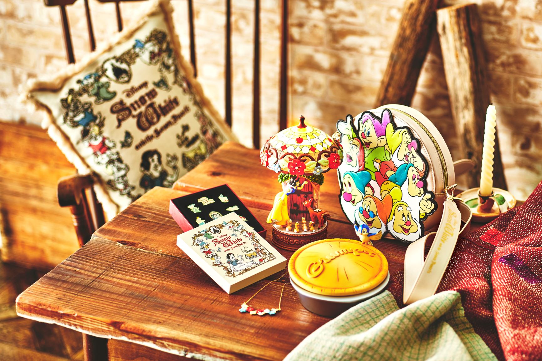 物語の世界をアンティーク風に表現した 白雪姫 モチーフのアイテムが2月9日 火 より順次発売 ウォルト ディズニー ジャパン株式会社のプレスリリース