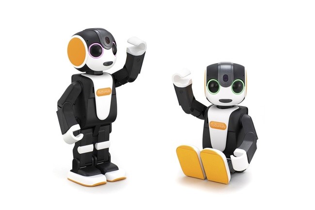 シャープのモバイル型ロボット『RoBoHoN(ロボホン)』の新製品3機種にオフライン版の音声認識エンジンAmiVoice(R)が採用されました