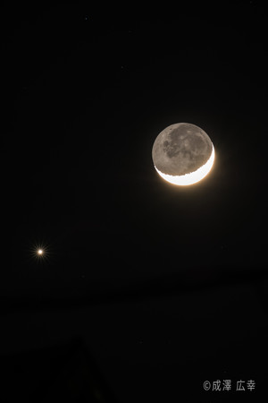 月と金星が接近した様子。当日は月と土星と木星が並びます。