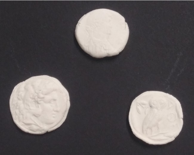 実物からとった型で石粉粘土に打刻！左下：アレクサンドロス大王銀貨 中央上：クレオパトラ女王銀貨 右下：アテナイのフクロウ銀貨