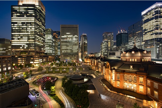 夜の東京駅外観