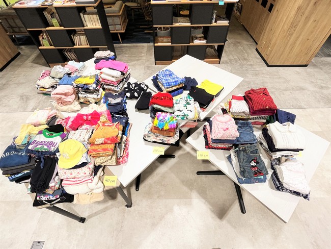 集まった子ども服はサイズごとに仕分け実施 集まった子ども服はサイズごとに仕分け実施