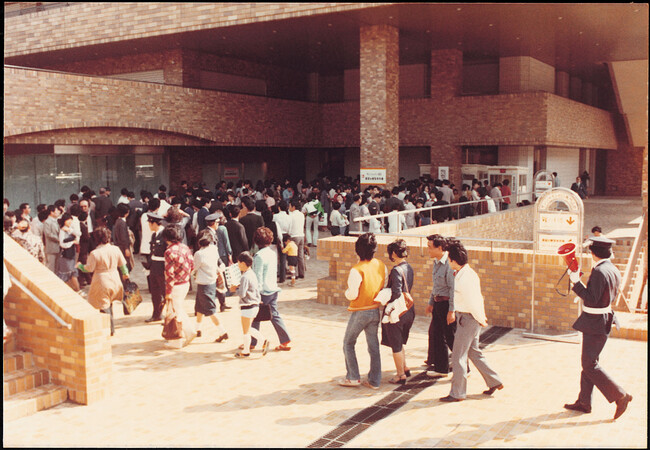 1978年展望台へ向かうエレベーターに続く長蛇の列