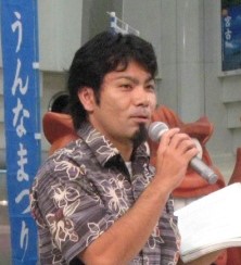 第1回沖縄めんそーれフェスタで噴水広場にてMCを務める名城さん