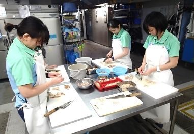 飼育スタッフが調餌場でエサを準備している様子