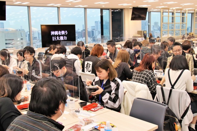 体験会での試食の様子