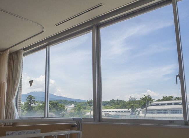 病室（山側）から望む箱根の山と小田原城天守閣