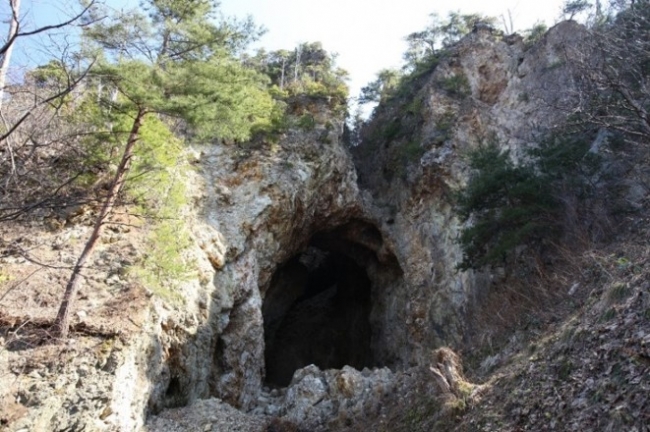道遊の割戸の下部は、明治時代以降の採鉱跡　
