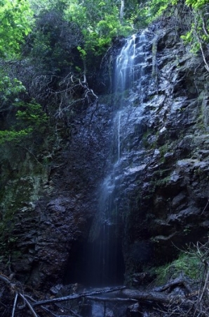鶴子銀山：滝の下部に坑道の入口がある大滝間歩Ⓒ西山芳一