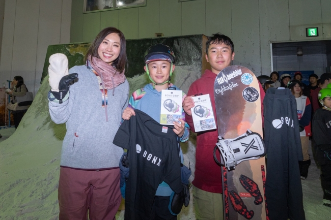 藤森由香賞を受賞した中学生の2人