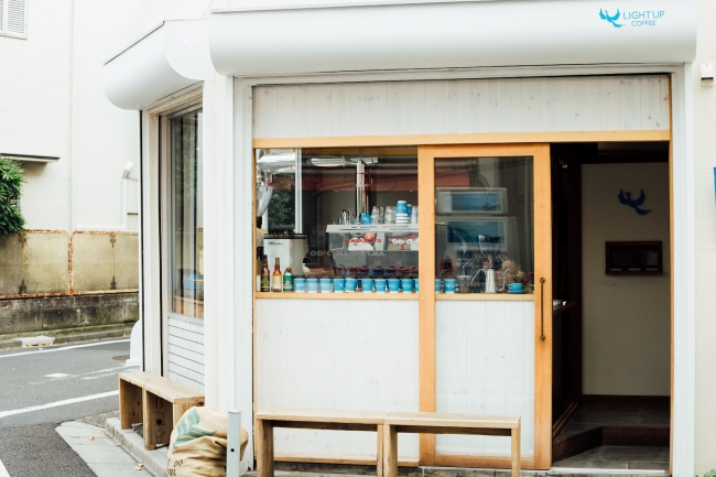 住宅街にひっそりとたたずむ下北沢店。コーヒー生豆を仕入れ、店内の焙煎機で毎日焙煎しています。